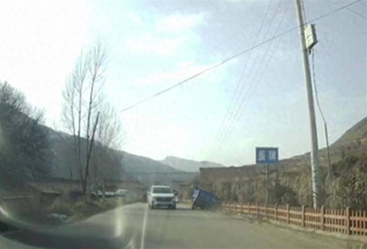 警车把农用车“别进”沟里<strong></p>
<p>炒币群</strong>，三个问题需要澄清