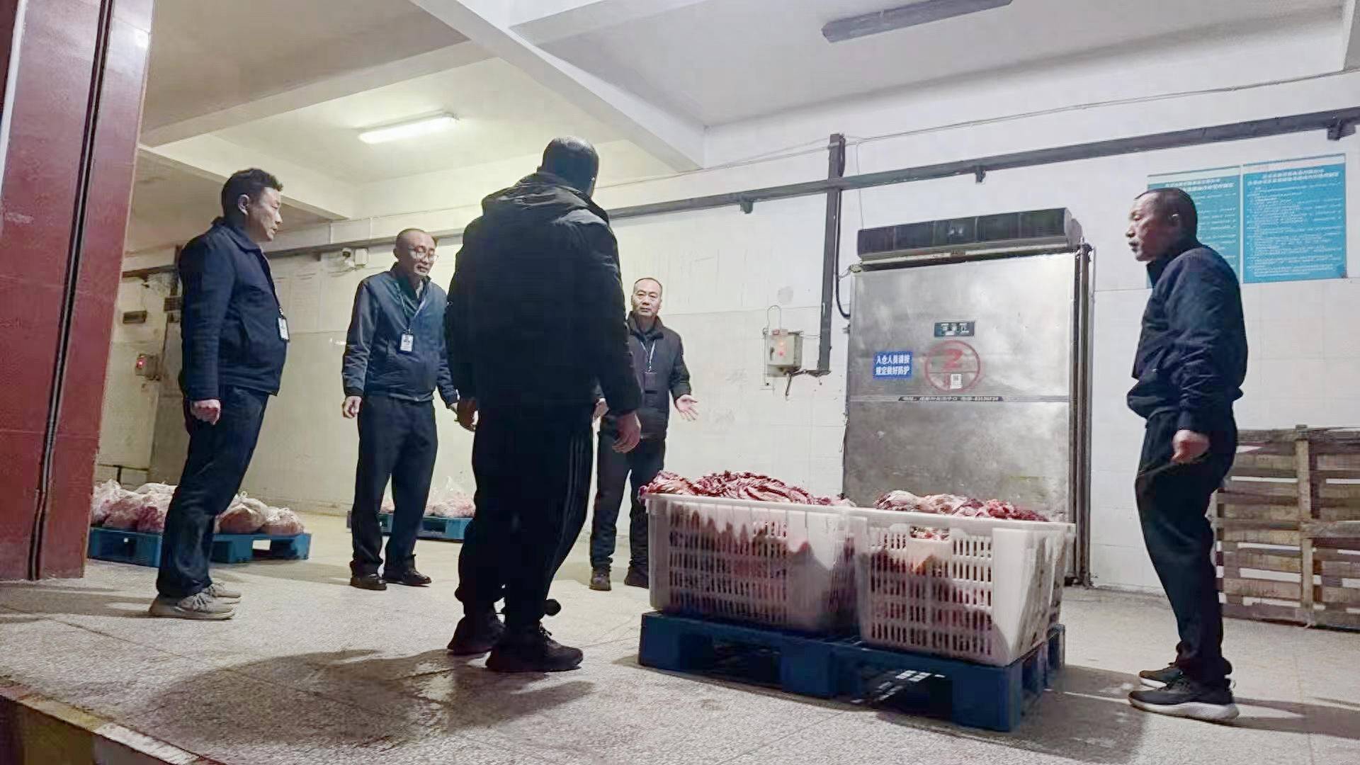 给活牛插管注水每头增重80斤！四川荣县警方破获一起售卖注水牛肉案<strong></p>
<p>炒币必备书籍</strong>，5人被抓