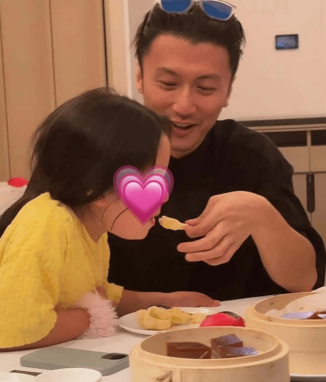 谢婷婷携谢霆锋晒一家五口合照<strong></p>
<p>yenten币</strong>，89岁谢贤与前妻狄波拉罕见同框