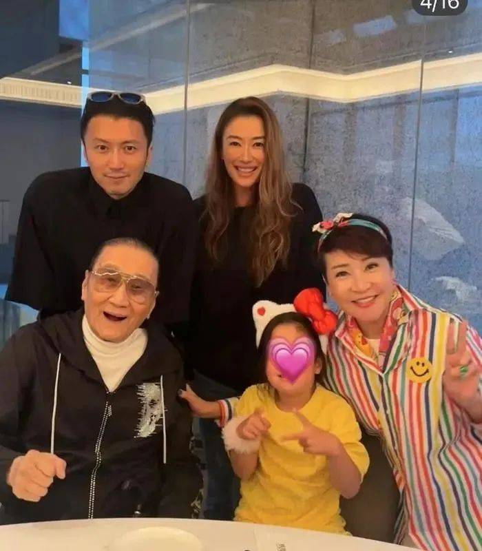 谢婷婷携谢霆锋晒一家五口合照<strong></p>
<p>yenten币</strong>，89岁谢贤与前妻狄波拉罕见同框