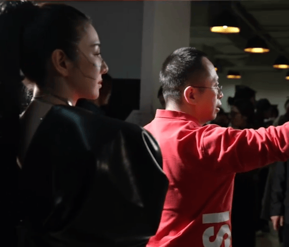 周鸿祎回应参演的短剧辣眼睛：黄奕诱惑<strong></p>
<p>上币保证金</strong>我的剧情是DeepSeek设计的
