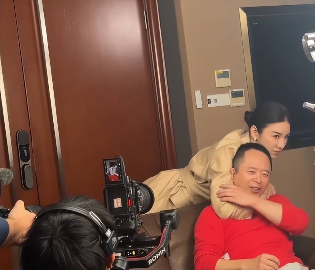 周鸿祎回应参演的短剧辣眼睛：黄奕诱惑<strong></p>
<p>上币保证金</strong>我的剧情是DeepSeek设计的