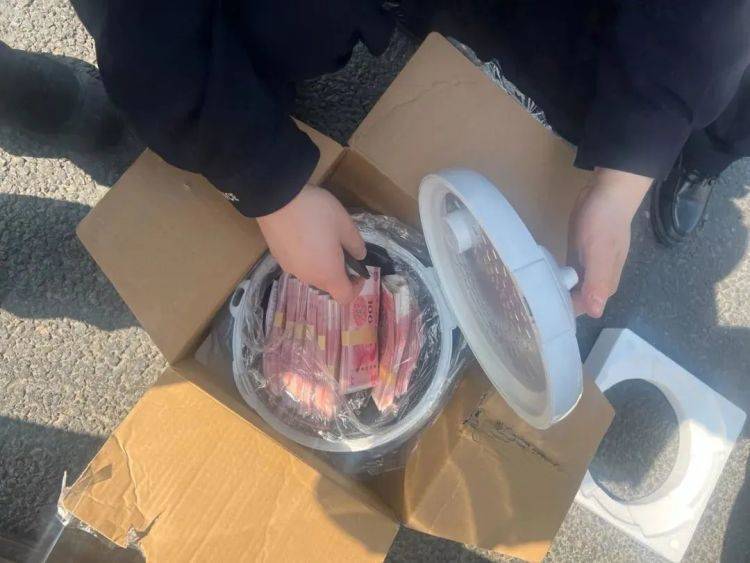 打开电饭煲一看：8万元现金<strong></p>
<p>百岁币</strong>！女子被当街拦下
