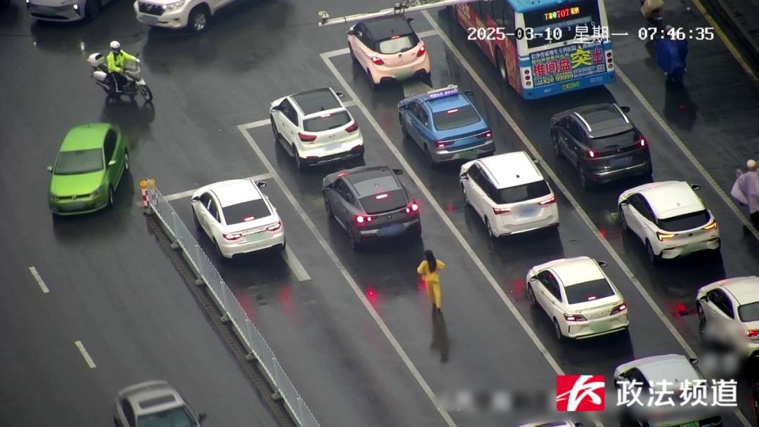 女子在车流中穿行<strong></p>
<p>ft币价格</strong>，看见交警后竟直接跳到他身上