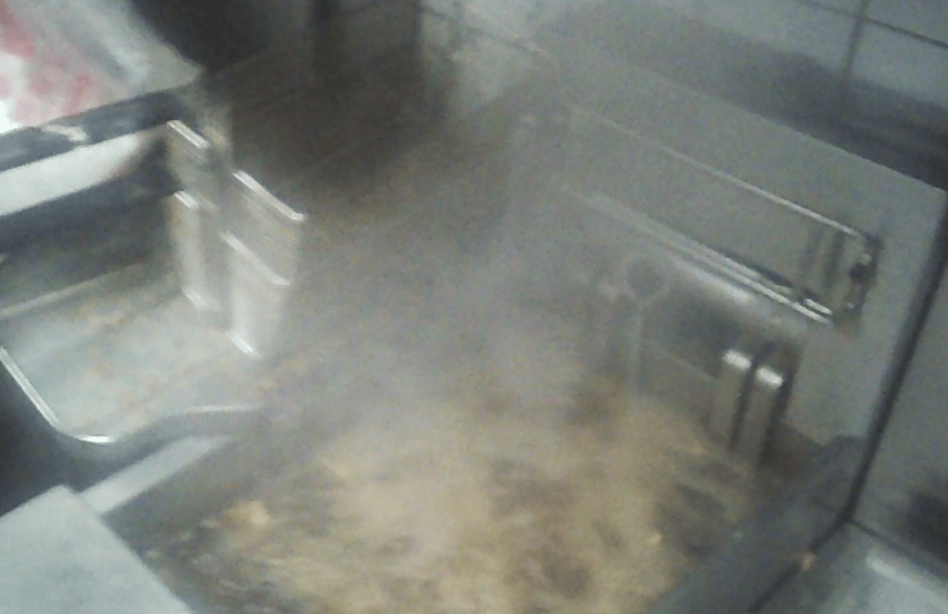 卧底华莱士两家门店：过期食材换签续命<strong></p>
<p>币币交易网站</strong>，炸油酸价超标易引腹泻