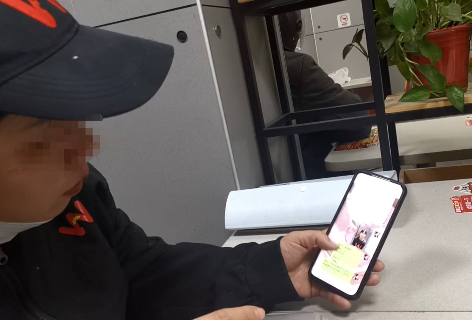 卧底华莱士两家门店：过期食材换签续命<strong></p>
<p>币币交易网站</strong>，炸油酸价超标易引腹泻