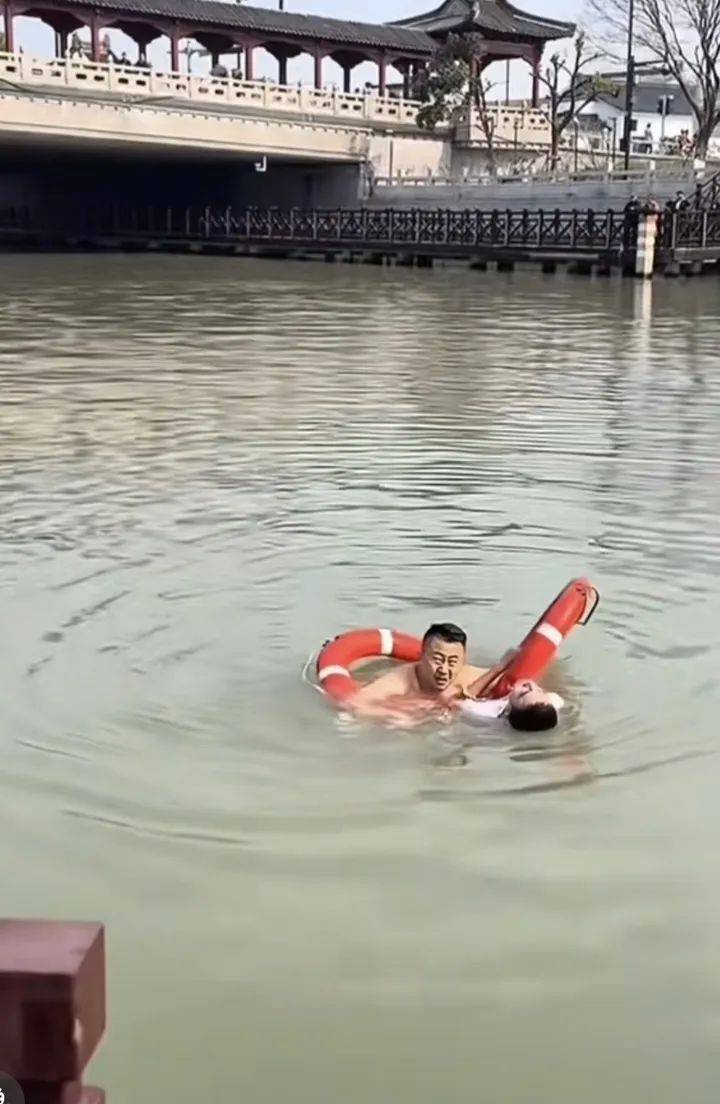 山东大哥到苏州出差<strong></p>
<p>弱打币</strong>，刚下火车20分钟跳河救人