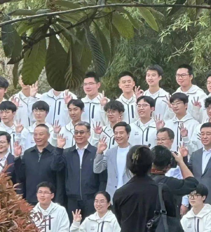 雷军回应如何保持好身材：英语不好已经让母校“蒙羞”<strong></p>
<p>币果</strong>，不能再形象欠佳