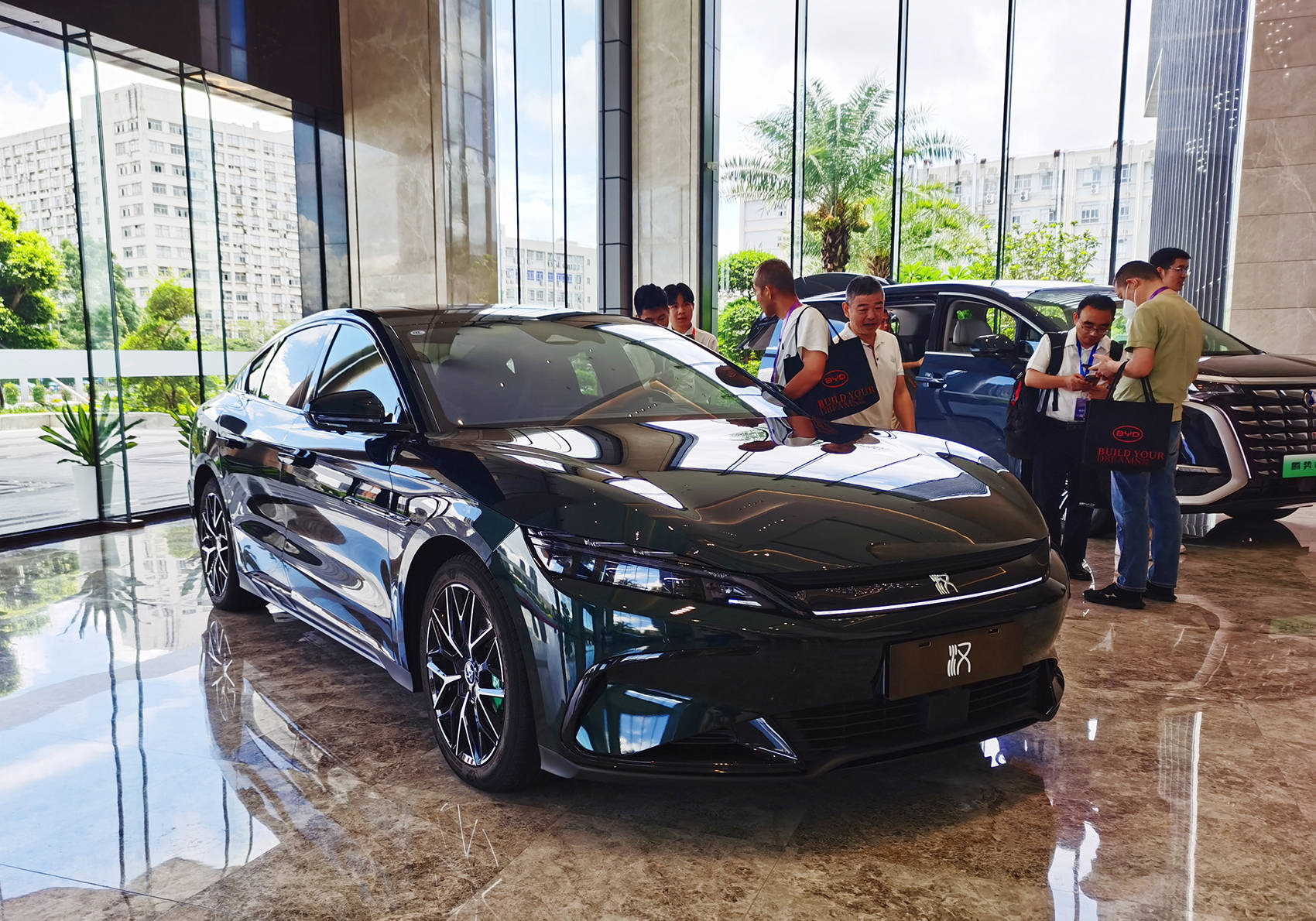 营收7771亿元<strong></p>
<p>币果</strong>，超越特斯拉！刚刚，比亚迪炸裂发布：拟派现超120亿元