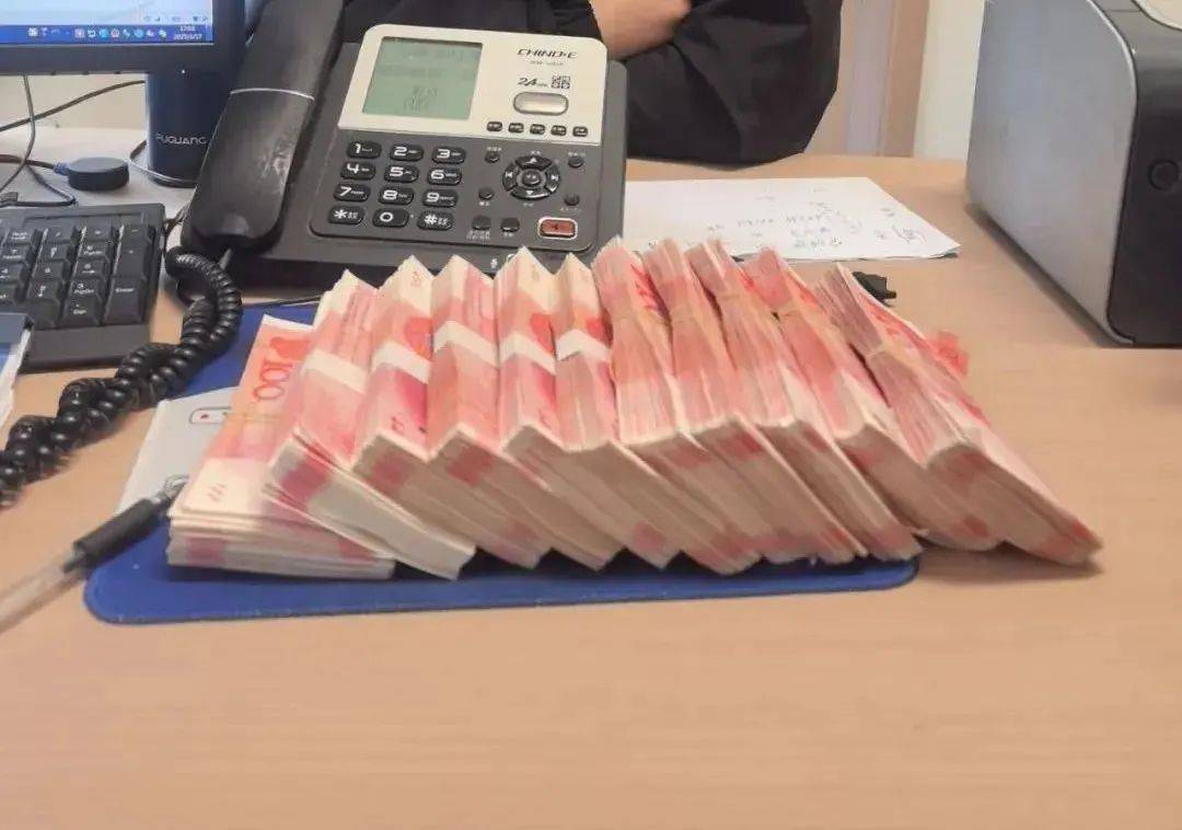快递当场开箱：108000元现金<strong></p>
<p>名朋圈币</strong>！浙江男子傻眼了