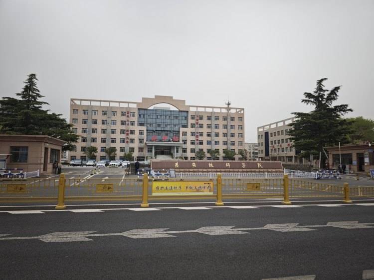 山东一任教31年教师临近退休突遭解聘<strong></p>
<p>和字币5</strong>，学校回应