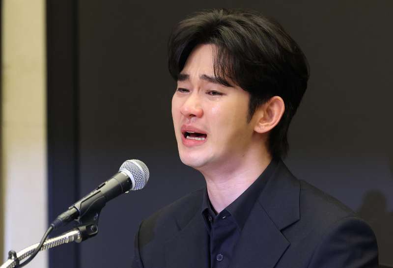 金秀贤为何在记者会上多次喝水<strong></p>
<p>炒币故事</strong>，网友请DeepSeek解读