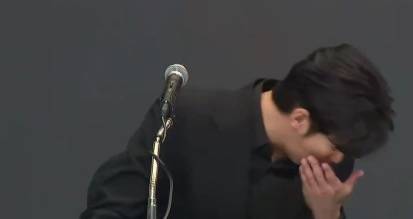 金秀贤为何在记者会上多次喝水<strong></p>
<p>炒币故事</strong>，网友请DeepSeek解读