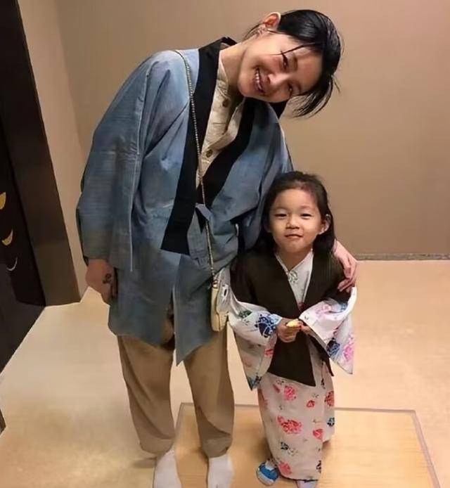 大S儿女回北京<strong></p>
<p>炒币风险</strong>，张兰拉着小玥儿逛街，网友夸汪小菲好帅