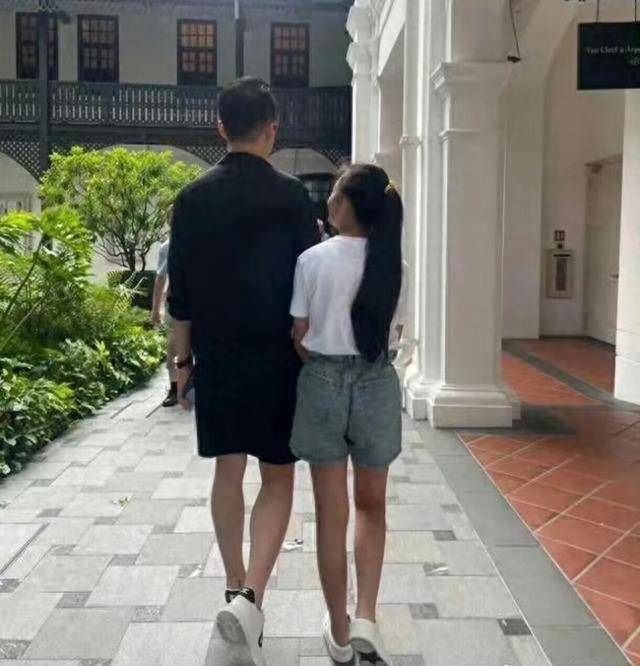 大S儿女回北京<strong></p>
<p>炒币风险</strong>，张兰拉着小玥儿逛街，网友夸汪小菲好帅