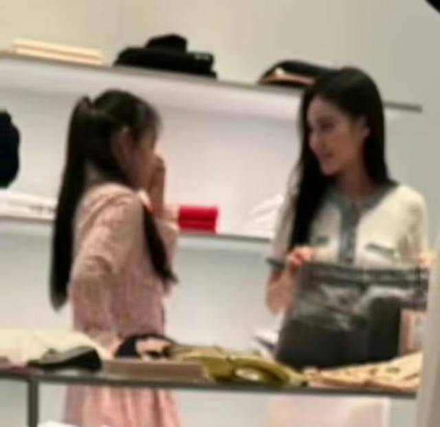 大S儿女回北京<strong></p>
<p>炒币风险</strong>，张兰拉着小玥儿逛街，网友夸汪小菲好帅