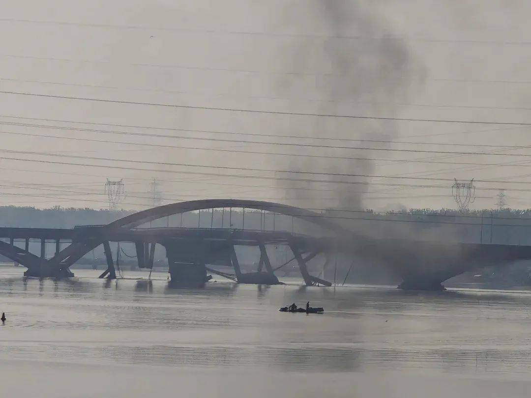 北京潮白河大桥部分路段起火坍塌<strong></p>
<p>今日币圈行情</strong>，官方：原因正调查