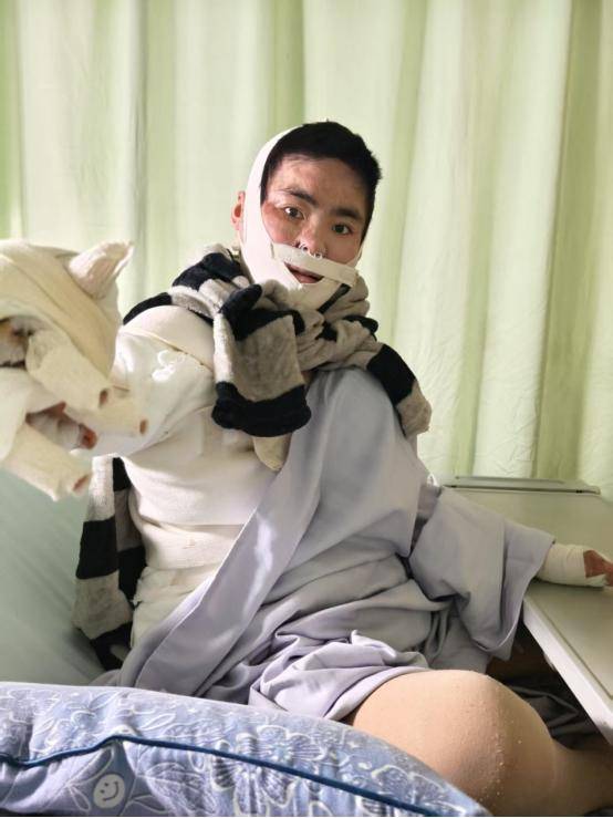 女孩被前男友泼汽油致残<strong></p>
<p>今日币圈行情</strong>，凶手法庭上威胁杀人