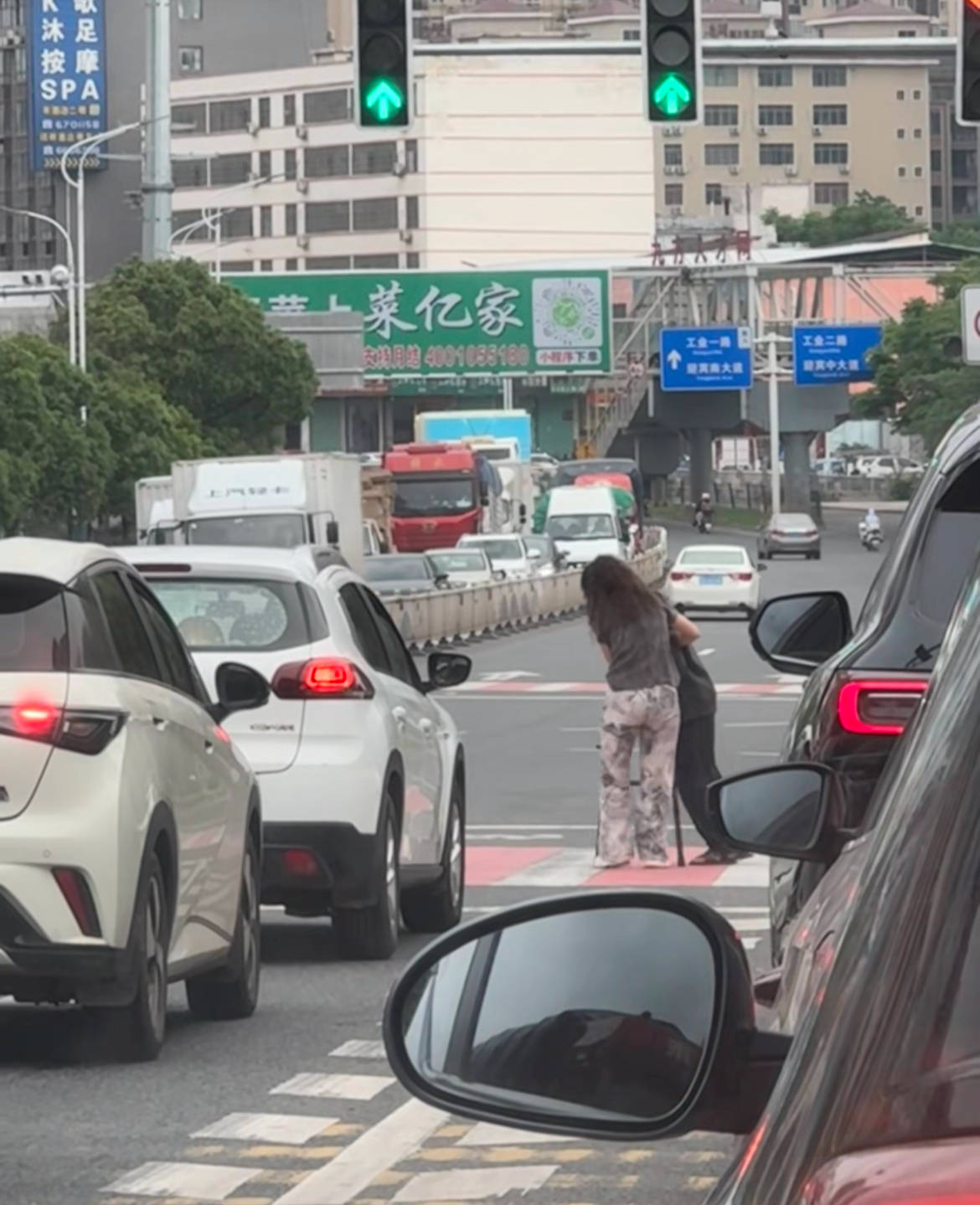 赣州女司机下车搀扶老人过马路<strong></p>
<p>炒币亏惨</strong>，所有车辆等候4分钟，目击者：静静等待，没人按喇叭
