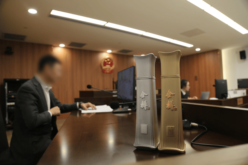 白酒瓶仿照北京第一高楼外形<strong></p>
<p>炒币亏惨</strong>，涉事公司被判赔45万！法院：侵犯建筑作品著作权