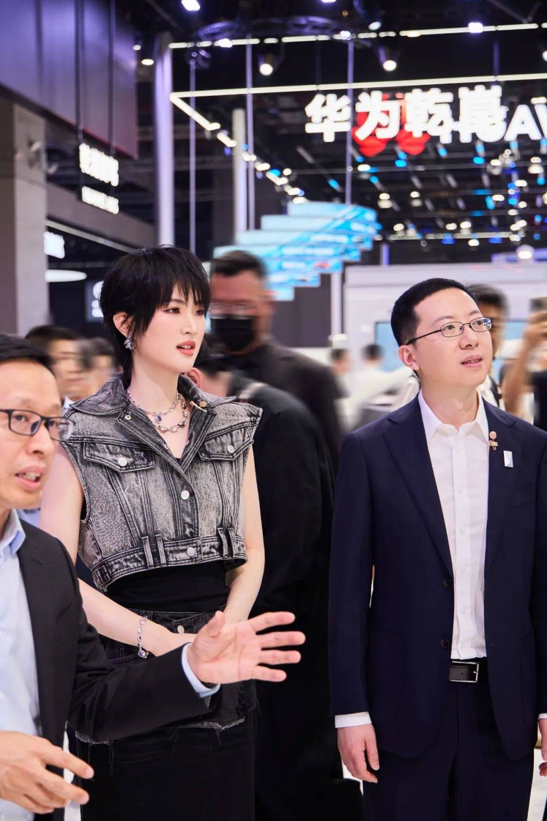 姚安娜现身上海车展华为智驾展台<strong></p>
<p>炒币亏惨</strong>，被夸身材高挑气质出众，合影不站C位