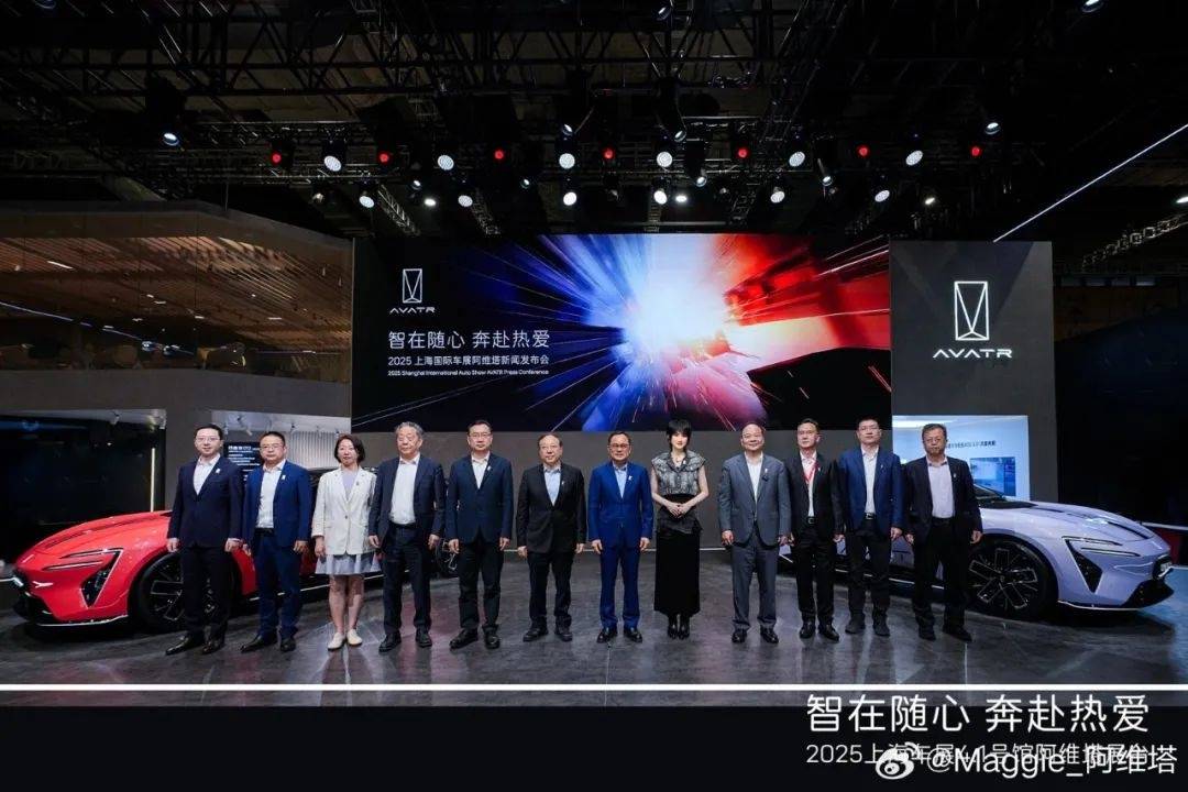 姚安娜现身上海车展华为智驾展台<strong></p>
<p>炒币亏惨</strong>，被夸身材高挑气质出众，合影不站C位