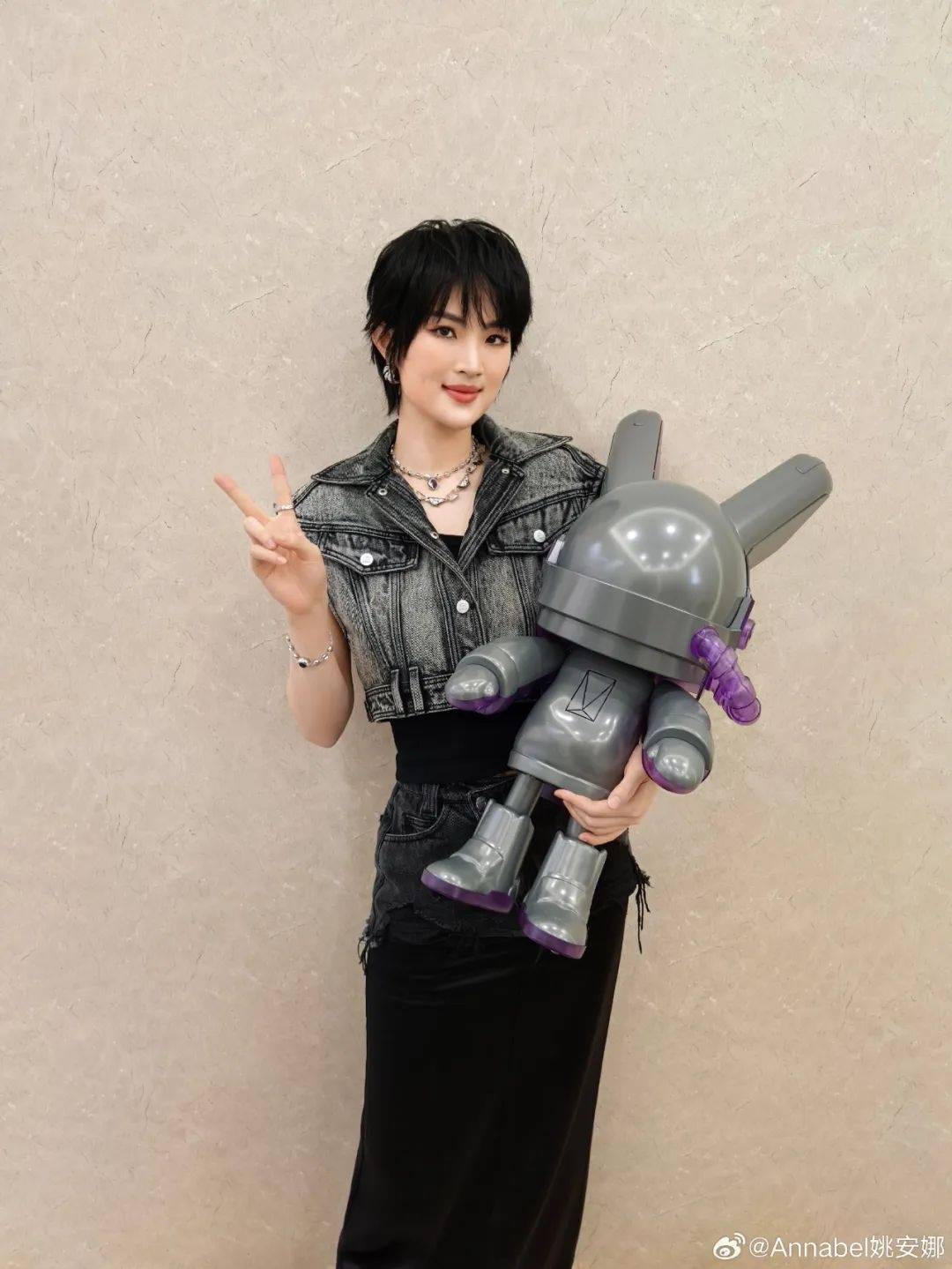姚安娜现身上海车展华为智驾展台<strong></p>
<p>炒币亏惨</strong>，被夸身材高挑气质出众，合影不站C位