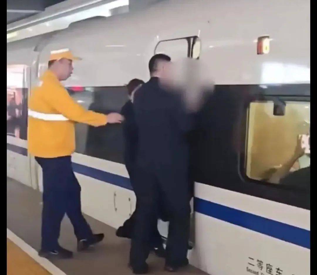 上海虹桥站有旅客扒车门<strong></p>
<p>花链币</strong>？铁路上海站回应：系身体不适