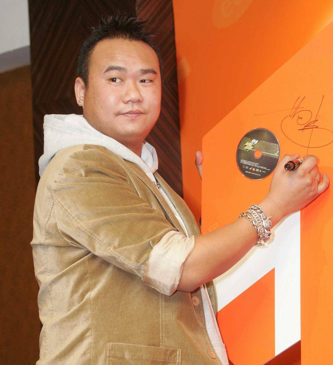 歌手苟伟去世<strong></p>
<p>币市k线图</strong>，本挂号要去医院检查，之前因呼吸问题准备手术