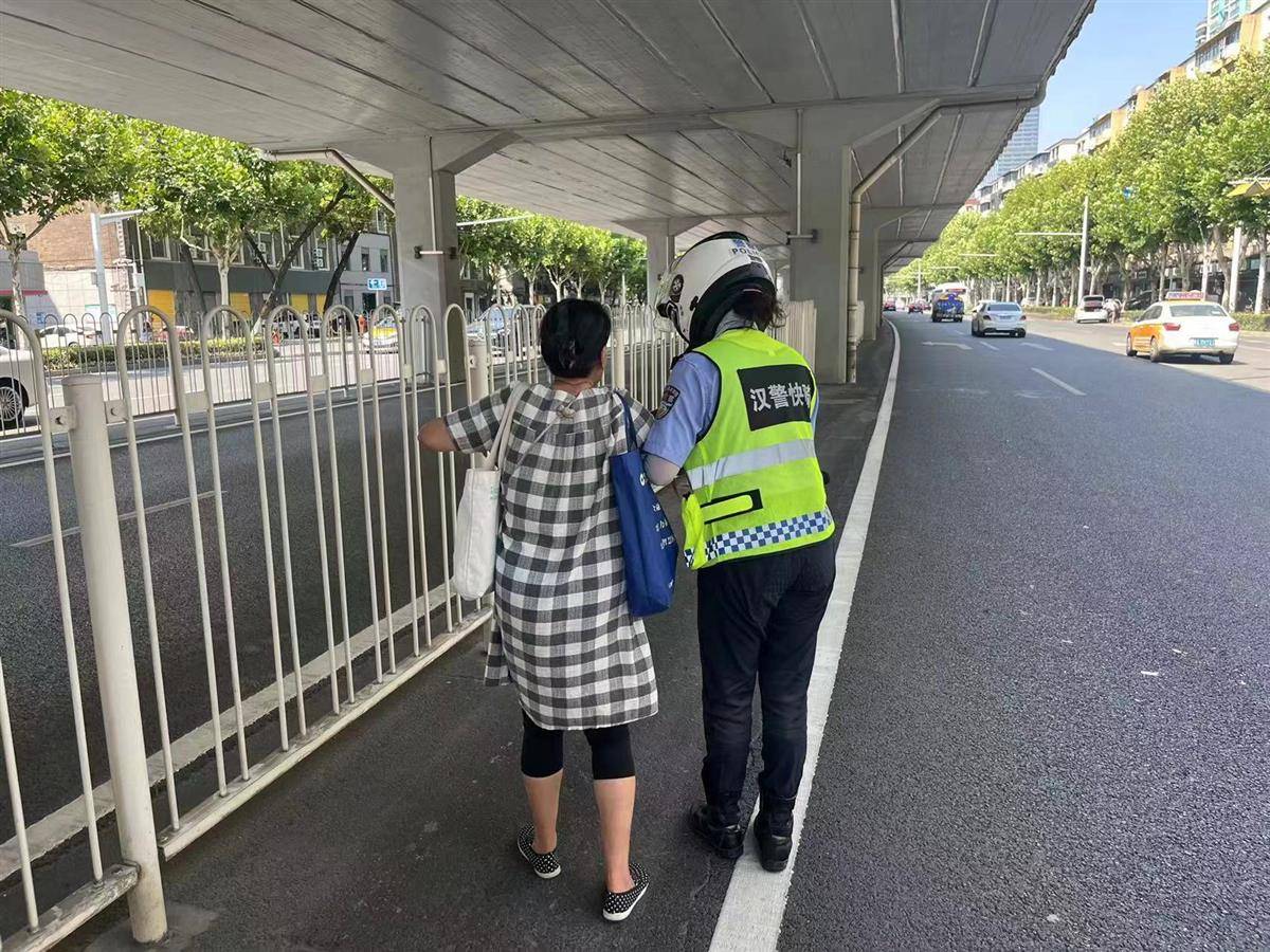 “姑娘<strong></p>
<p>币圈电报</strong>，又是你，真有缘呀！”婆婆第三次在车流中遇到她