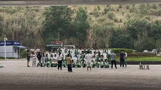 四川初三男生病重<strong></p>
<p>币价行情</strong>，全班同学带板凳赶到医院，拍下特殊的毕业照