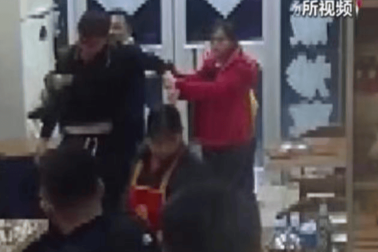 被打后还手是不是互殴<strong></p>
<p>炒币新手学习</strong>？“小案”也适用正当防卫