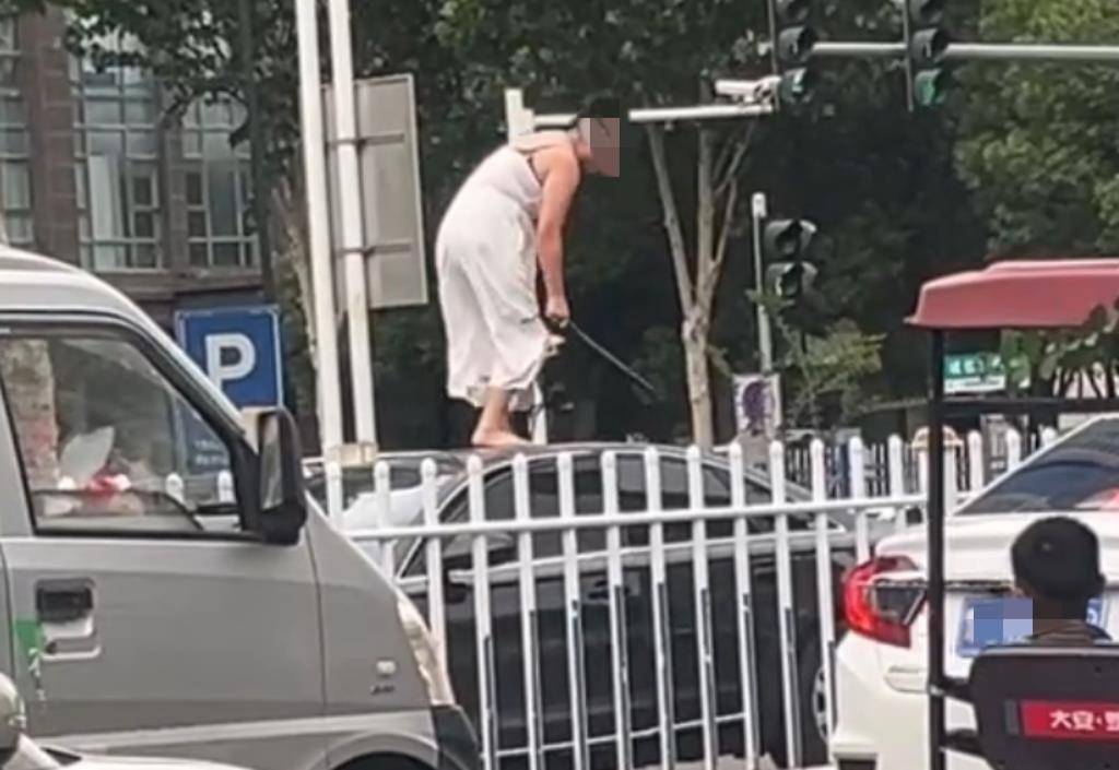 女子持械当街打砸多辆轿车<strong></p>
<p>添加提币地址</strong>，被顶在挡风玻璃上前行，当地：女子当场被控制，警方介入调查