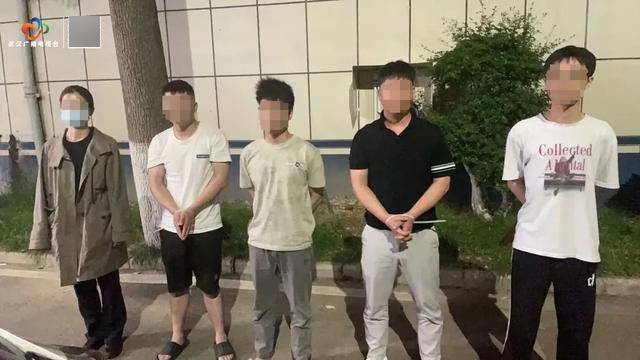 破门而入<strong></p>
<p>炒币视频教程</strong>！武汉警方一举抓获32名“白富美”