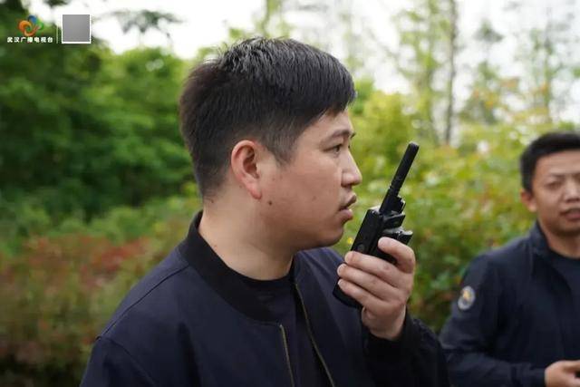 破门而入<strong></p>
<p>炒币视频教程</strong>！武汉警方一举抓获32名“白富美”