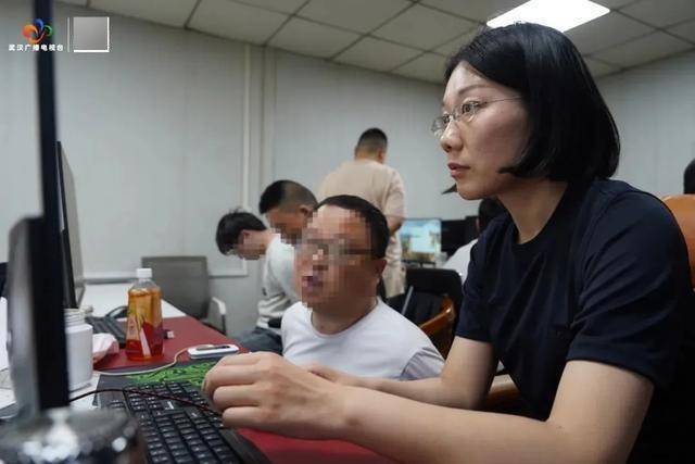 破门而入<strong></p>
<p>炒币视频教程</strong>！武汉警方一举抓获32名“白富美”