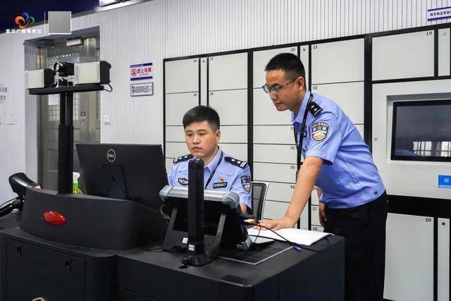 破门而入<strong></p>
<p>炒币视频教程</strong>！武汉警方一举抓获32名“白富美”