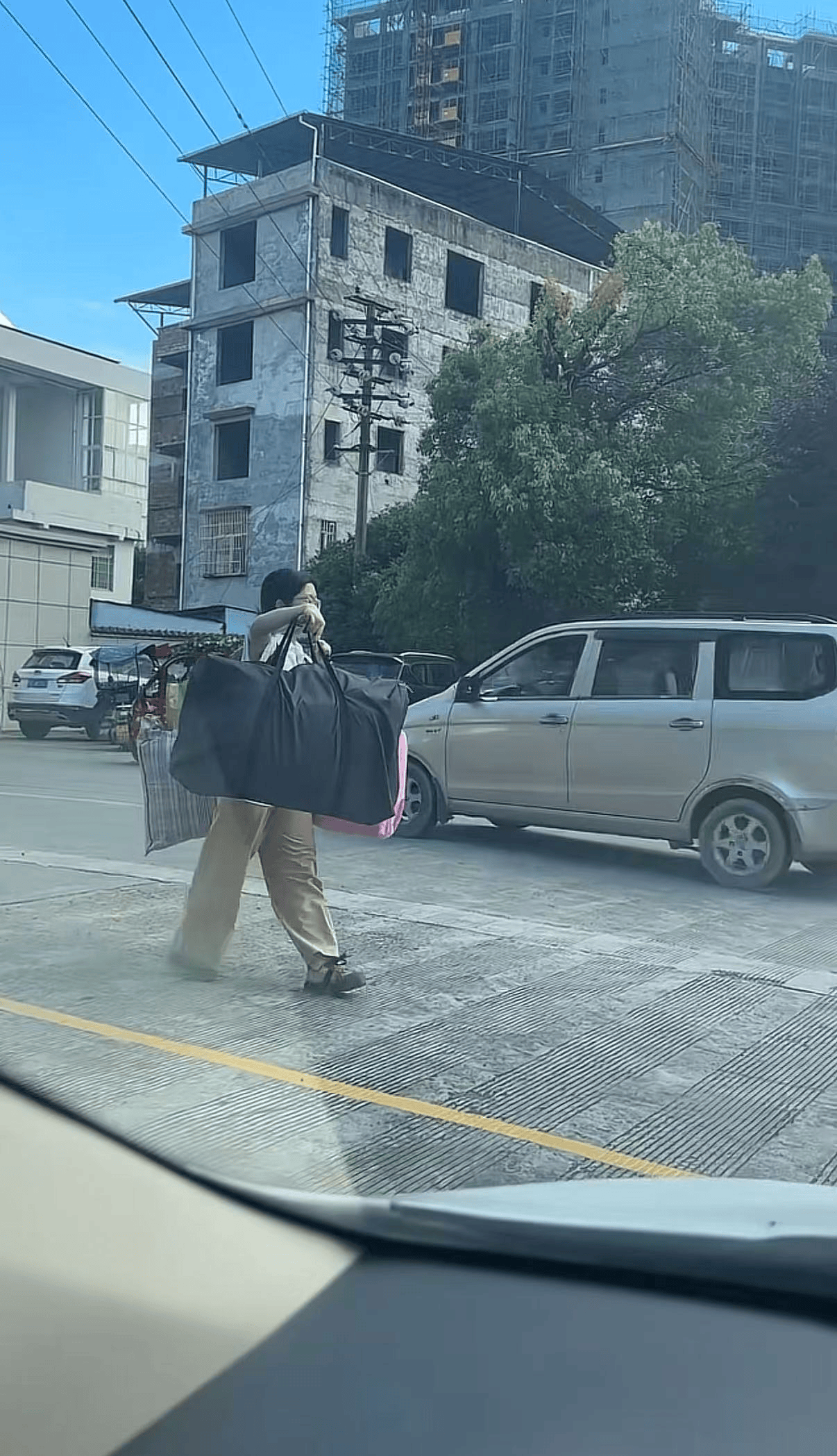 广西一女生高考结束后独自挑行李回家感动全网<strong></p>
<p>嘉信c币</strong>，学校：她很朴实，老师们评价都很高