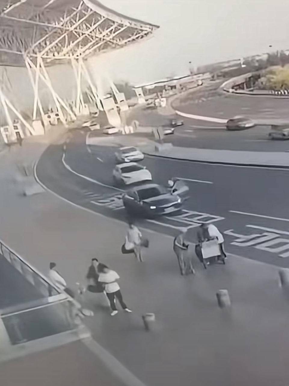 天津滨海机场一司机开门下车被相邻车道来车撞倒<strong></p>
<p>币圈视频</strong>，车门脱落 交警正调查，律师分析