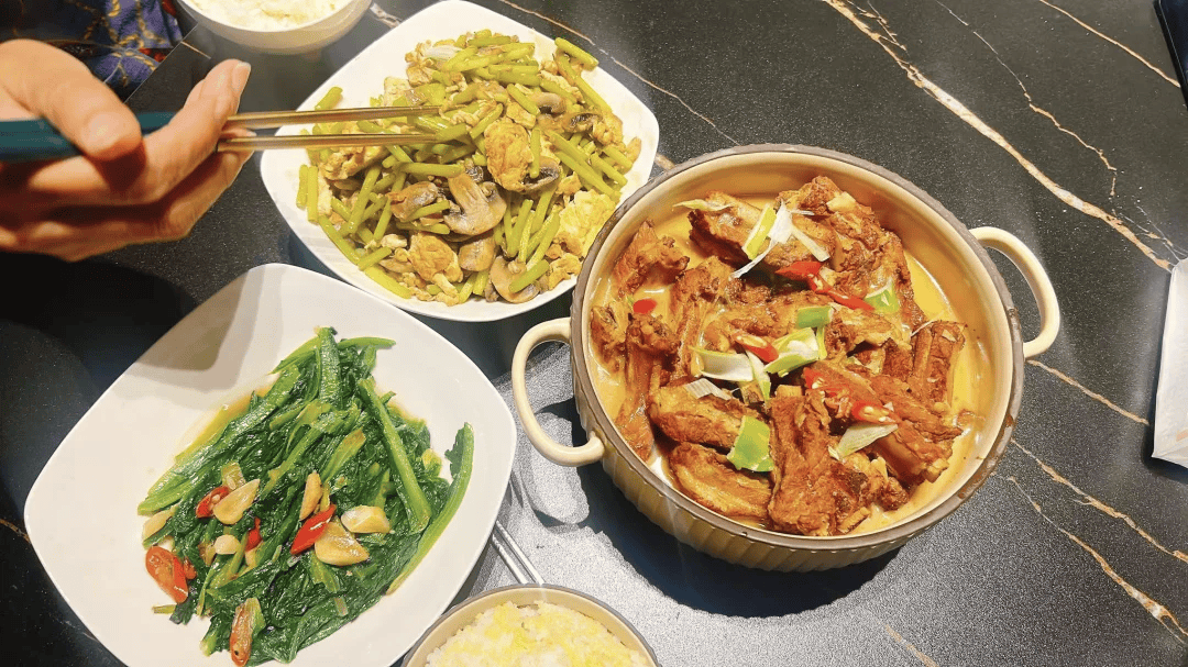 “包月800<strong></p>
<p>币圈波段</strong>，不谈恋爱”，上门做饭的年轻人有多抢手