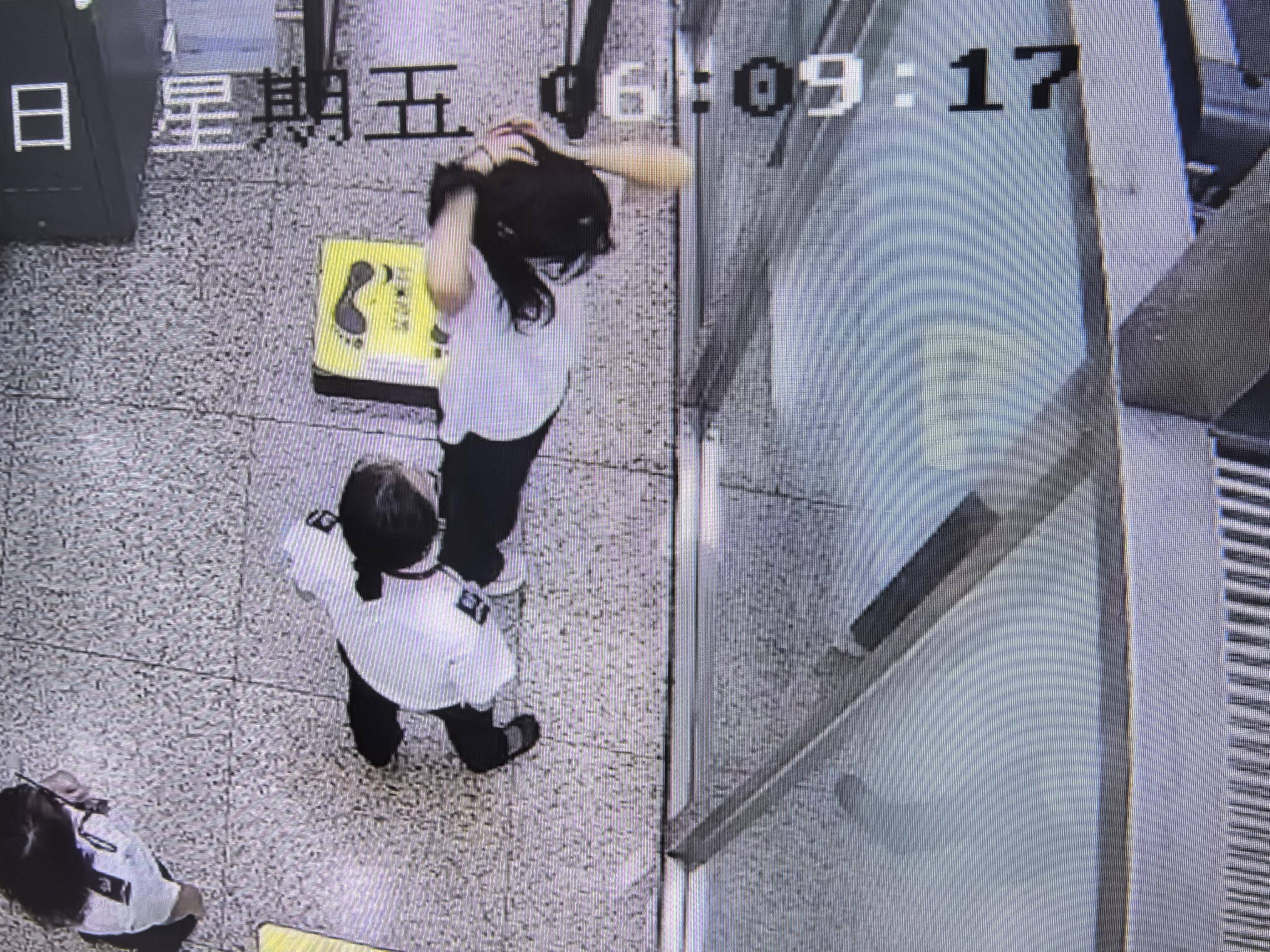 女子将宠物乌龟藏在蝴蝶结盘发内<strong></p>
<p>炒币说明</strong>，过安检乘飞机时被查 警方：批评教育