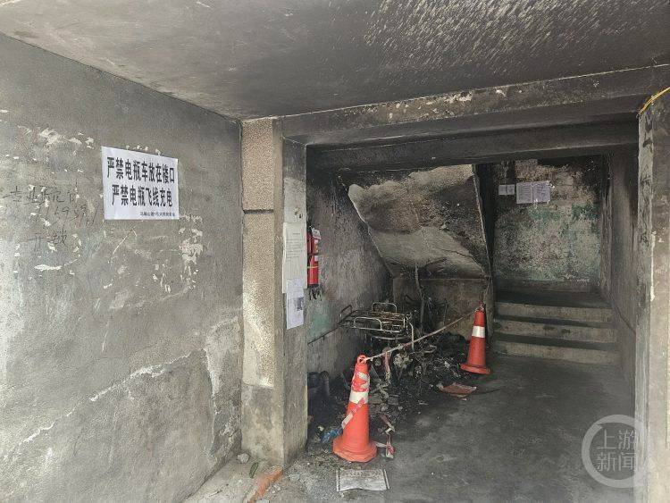成都一小区电瓶车楼道“飞线充电”酿火灾<strong></p>
<p>炒华克金波段</strong>，一家四口1死2伤，涉事车主被刑拘