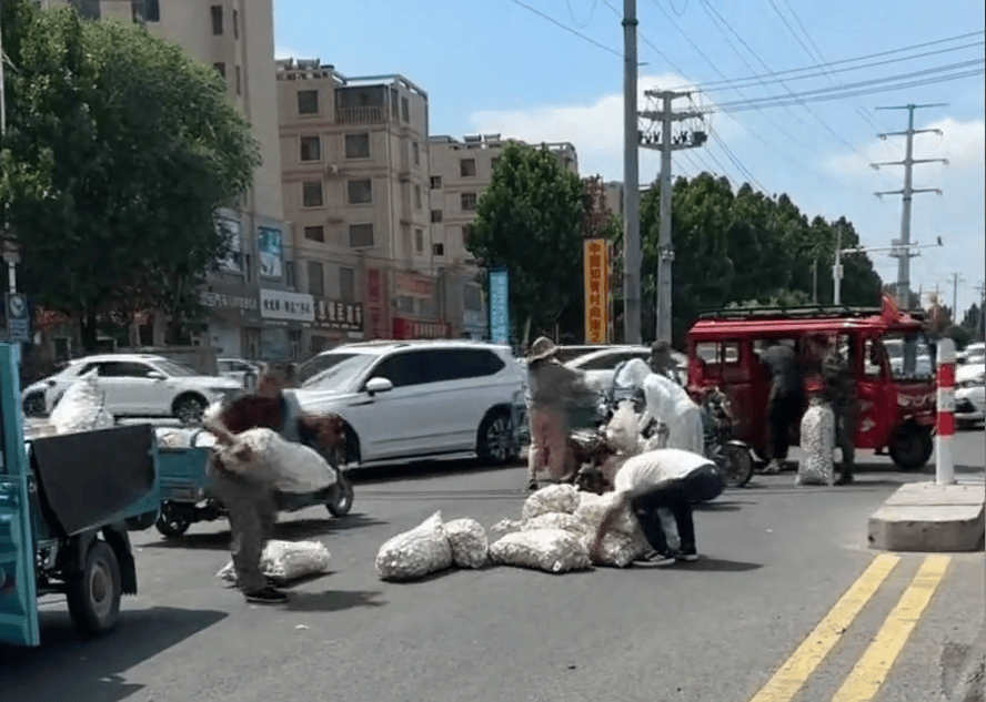 多人哄抢掉地大蒜<strong></p>
<p>萌币</strong>，遭人呵斥也无济于事……市民：不应占这种小便宜
