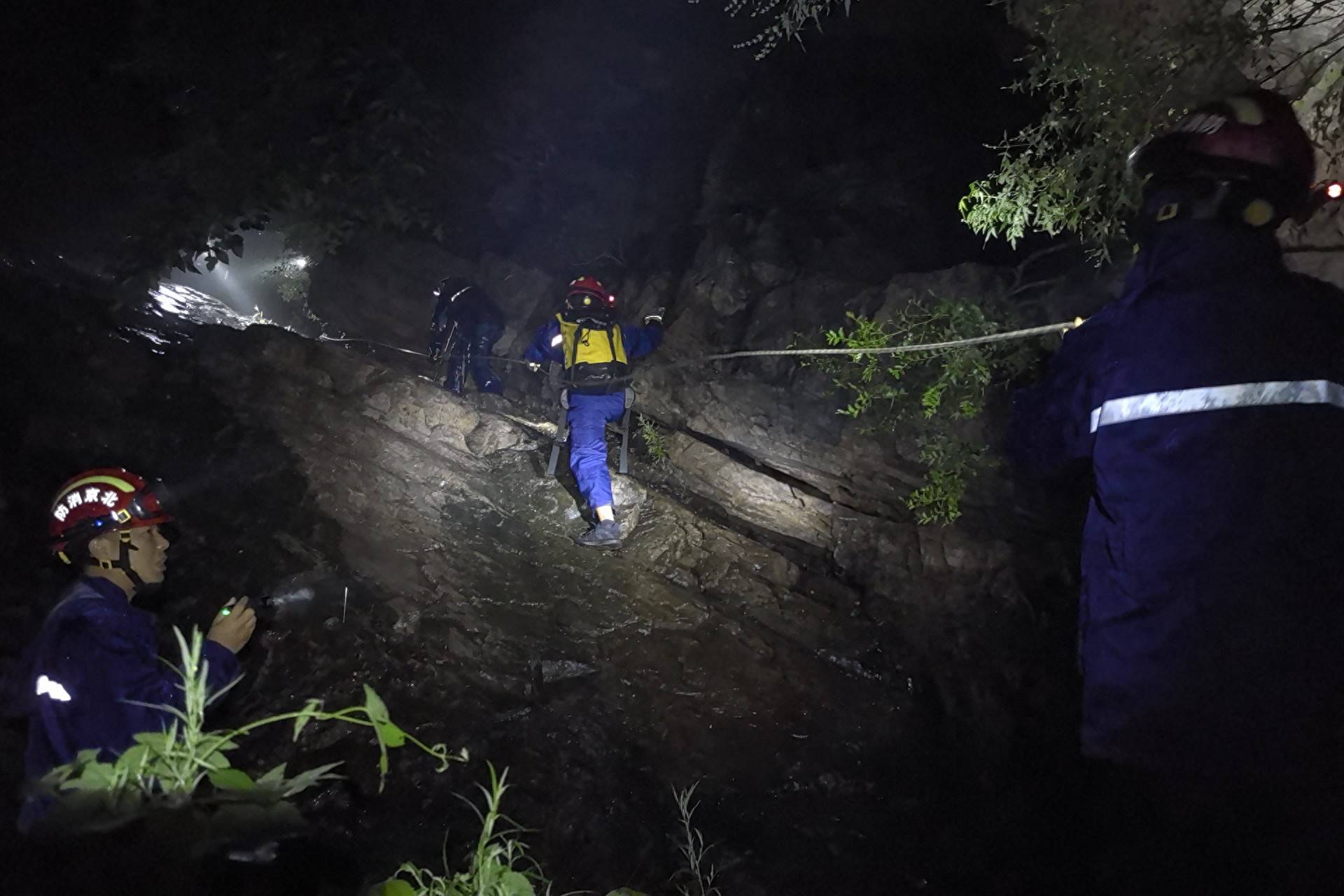 无视暴雨蓝色预警<strong></p>
<p>萌币</strong>，一男一女密云雨中登山被困