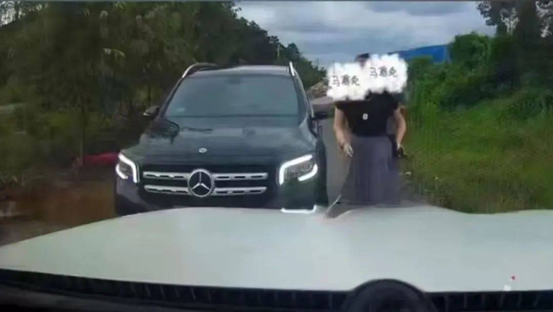 “奔驰女司机亮证逼迫让路”<strong></p>
<p>海外币圈</strong>，当地警方通报：成立工作组展开调查