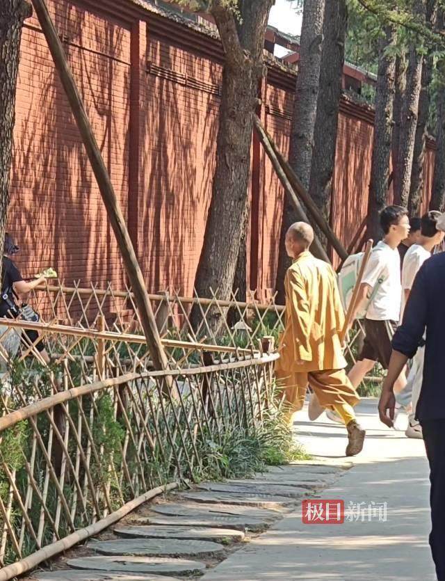 印乐方丈管理下的白马寺：僧人顶着高温种地<strong></p>
<p>碰碰币</strong>，义工称寺里秉承农禅并重