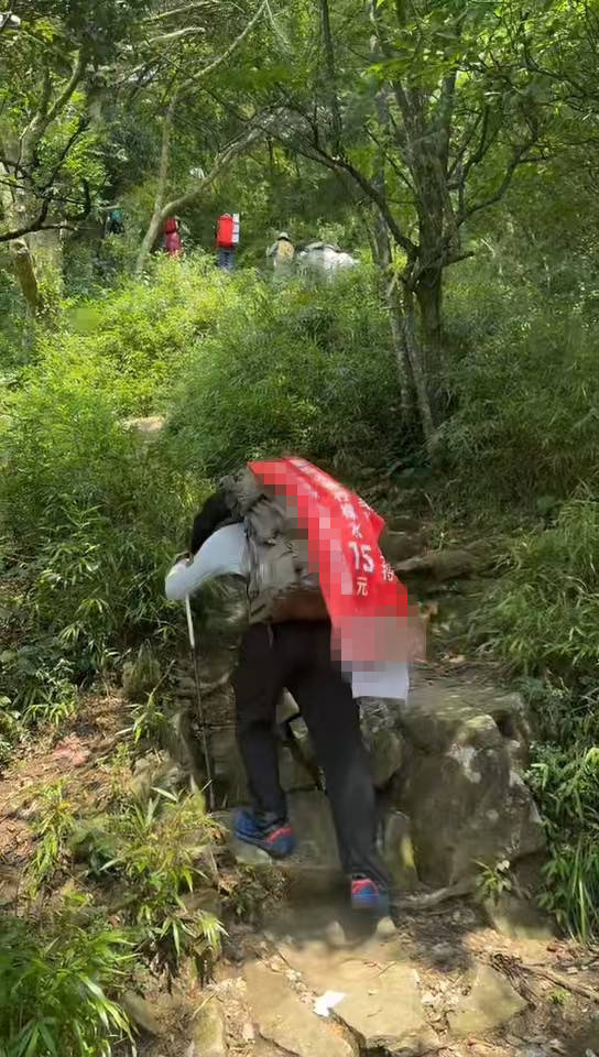 湖南一男子背40公斤蜜雪冰城上武功山售卖<strong></p>
<p>币圈妙语</strong>，当事人：收入不多纯体验，当负重训练