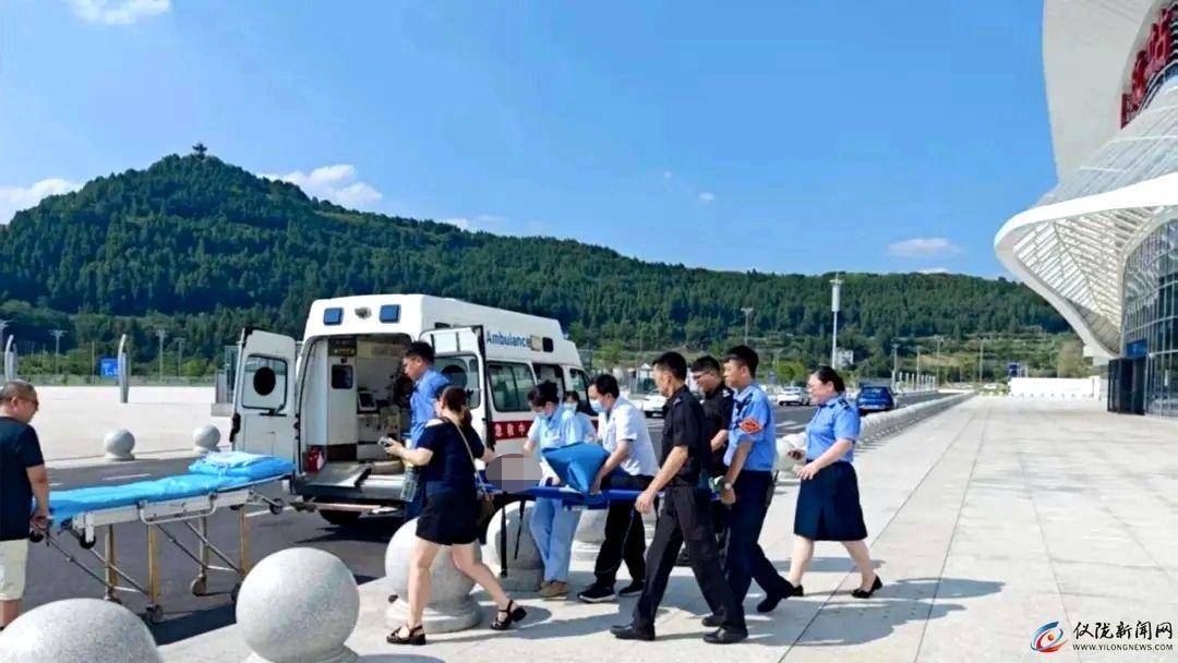 11岁男孩赶火车到成都走亲戚<strong></p>
<p>英语</strong>，晕倒在站台！工作人员：被诊断为热射病，已脱险