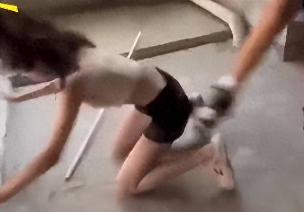 霸凌者开直播卖打人视频<strong></p>
<p>法语</strong>，未满十四岁就没事？
