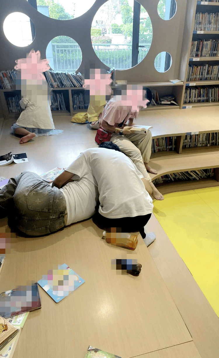 图书馆少儿阅读区情侣躺地搂抱亲热……不少孩子好奇张望<strong></p>
<p>法语</strong>，馆方回应